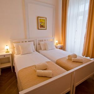 Golden Rooms Bed & Breakfast